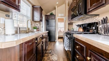 Frigorífic, microones, forn i placa de cuina