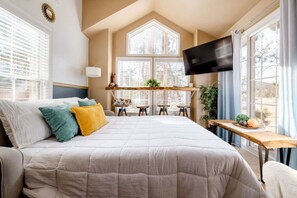 1 chambre, matelas mémoire de forme, bureau, fer et planche à repasser