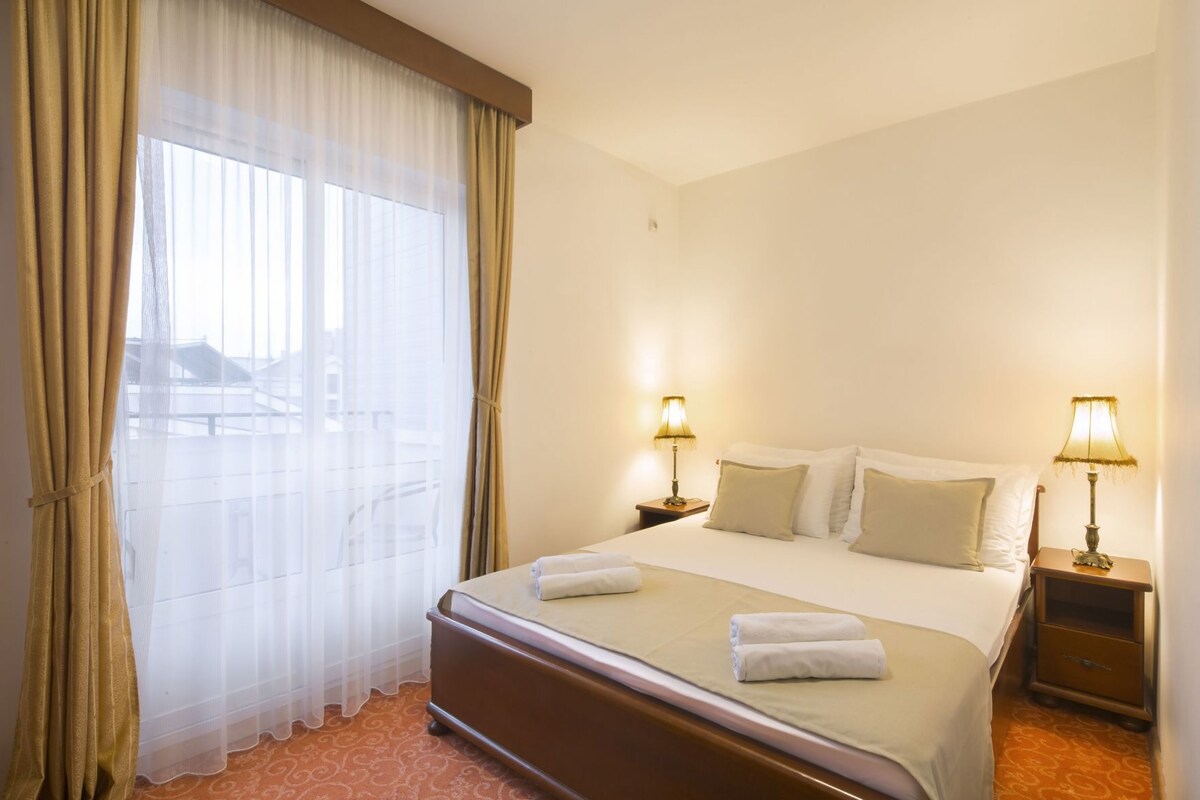 Hypo-allergenic bedding available, in-room safe, desk, soundproofing