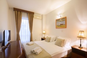 Suite – standard | Allergitestet sengetøy, safe på rommet, skrivebord og lydisolert