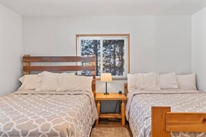 2 habitaciones, tabla de planchar con plancha, cuna de viaje y wifi 