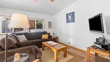 TV, DVD player, livros, aparelho de som