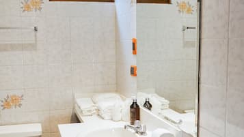 Deluxe Room | Bathroom