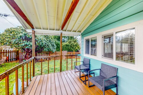 Renovated, dog-friendly cottage with a covered porch, deck, yard, & washer/dryer