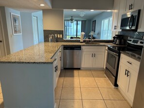 Private kitchen - New kitchen with updates furnitures ,close IMG and BEACH (bradenton)