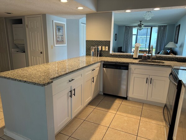 Private kitchen - New kitchen with updates furnitures ,close IMG and BEACH (bradenton)