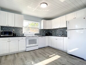 Frigorifero, microonde, forno, piano cottura