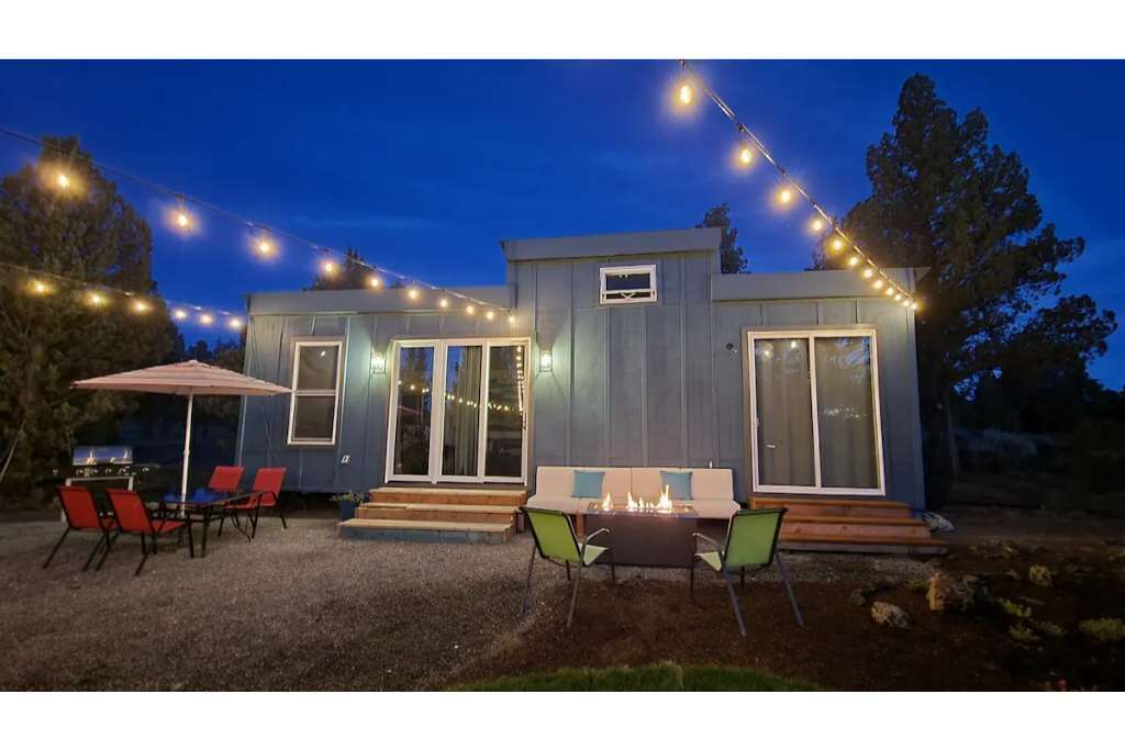 Big tiny. A spacious tiny house, with extra loft, full kitchen, yard to enjoy.