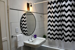 Combined shower/bathtub, bidet - Casona Alegre with outdoor Jacuzzi in Luján Argentina (Luján)