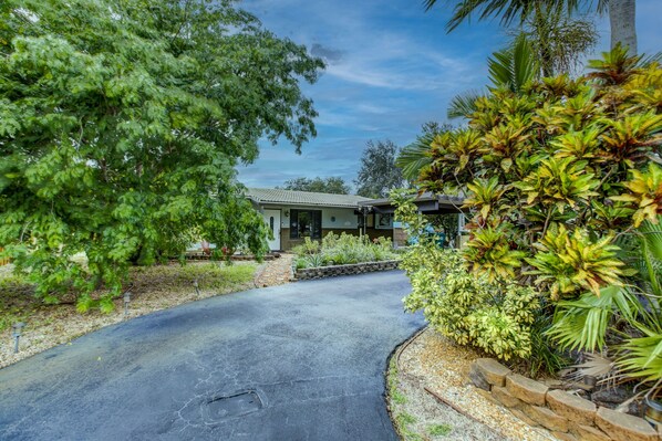Exterior - Cozy 3 bdr house is centrally located with heated pool (Oakland Park)