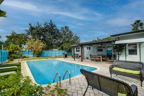 Outdoor pool - Cozy 3 bdr house is centrally located with heated pool (Oakland Park)