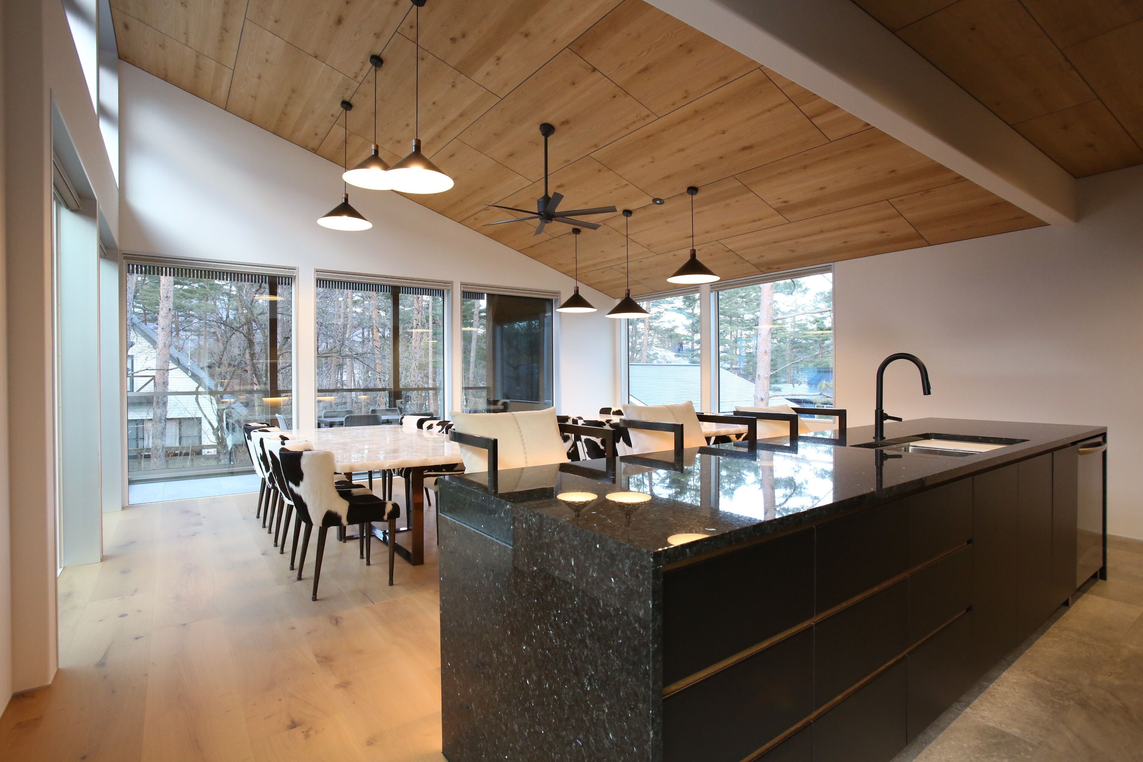 Chalet Luxe | Cuisine privée | Grand réfrigérateur, micro-ondes, four, plaque de cuisson