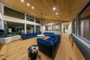Chalet Mewah | Area keluarga | Televisi layar datar 75-inci dengan saluran TV digital dan TV