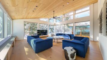 Chalet Mewah | Area keluarga | Televisi layar datar 75-inci dengan saluran TV digital dan TV