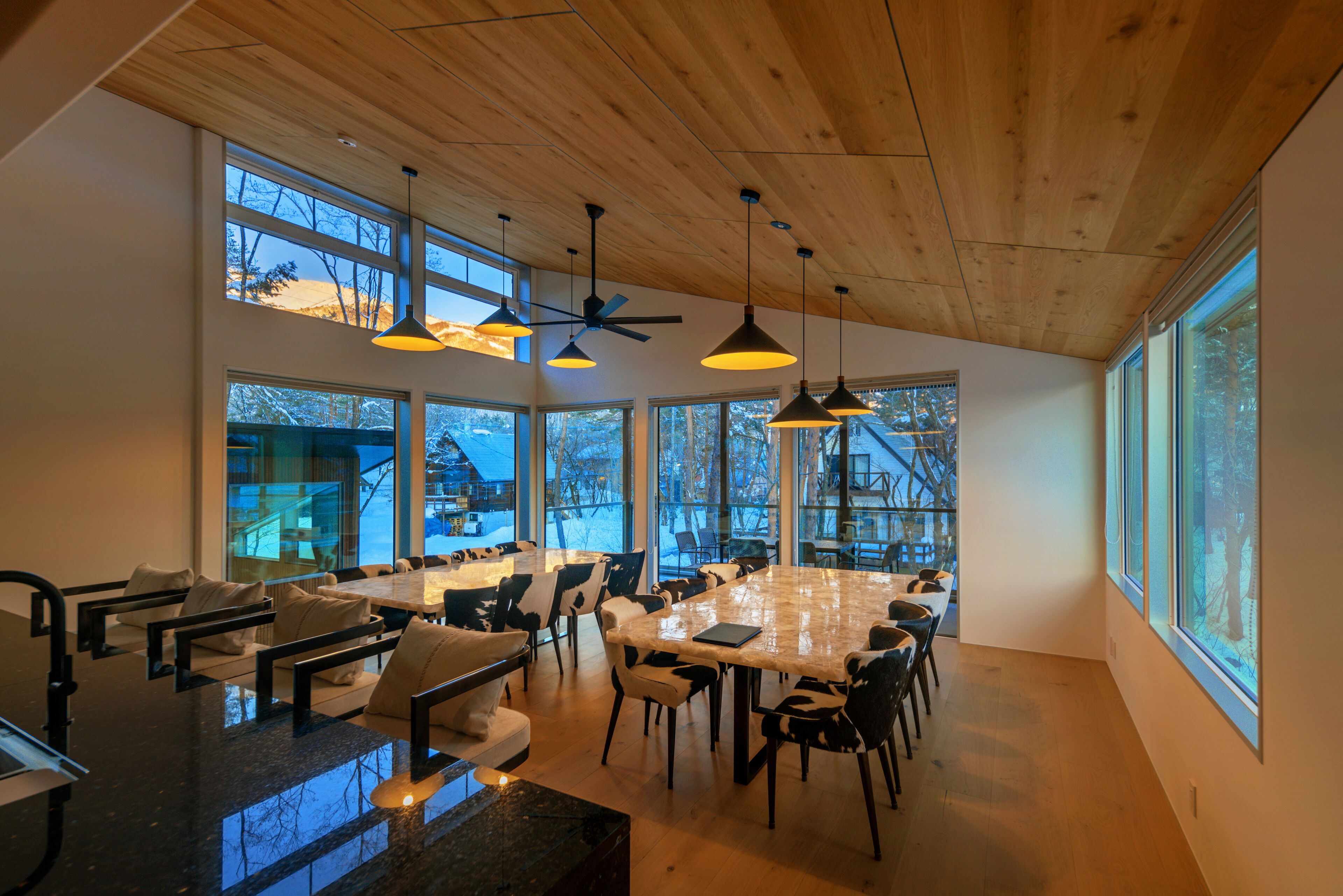 Chalet Luxe | Cuisine privée | Grand réfrigérateur, micro-ondes, four, plaque de cuisson