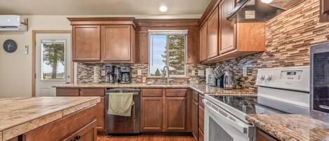 冷蔵庫、電子レンジ、オーブン、コンロ