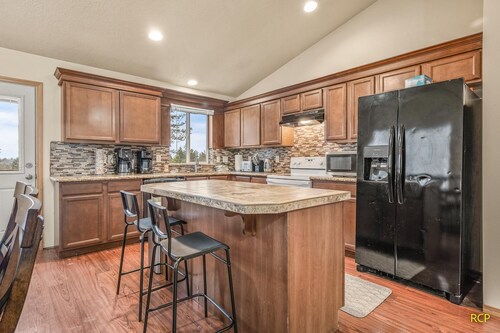 Happy Valley Home + Hot Tub+ Game Room!