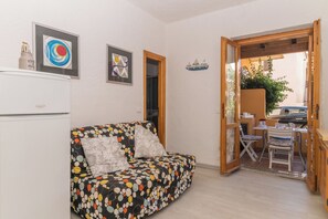 Standard-Apartment, Mehrere Schlafzimmer (Piazzetta Bilo Porto 50m From The) | Wohnzimmer | 21-Zoll-Flachbildfernseher mit Kabelempfang, Fernseher