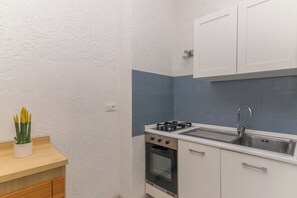 Standard Apartment, 1 Bedroom (Piazzetta Bilo Porto 50m From The) | Private kitchenette | Fridge, oven, stovetop, coffee/tea maker
