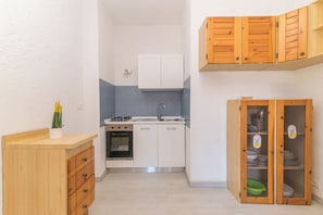 Standard-Apartment, Mehrere Schlafzimmer (Piazzetta Bilo Porto 50m From The) | Eigene Kochnische | Kühlschrank, Ofen, Herdplatte, Wasserkocher mit Kaffee-/Teezubehör