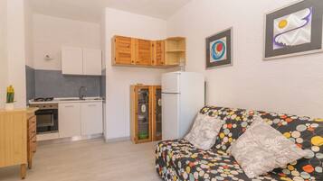 Apartamento standard, vários quartos (Piazzetta Bilo Porto 50m From The) | Sala de estar | TV de tela plana 21 polegadas com canais a cabo, TV