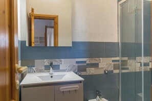 Departamento estándar, 1 habitación (Piazzetta Bilo Porto 50m From The) | Baño | Regadera, bidet, toallas, jabón