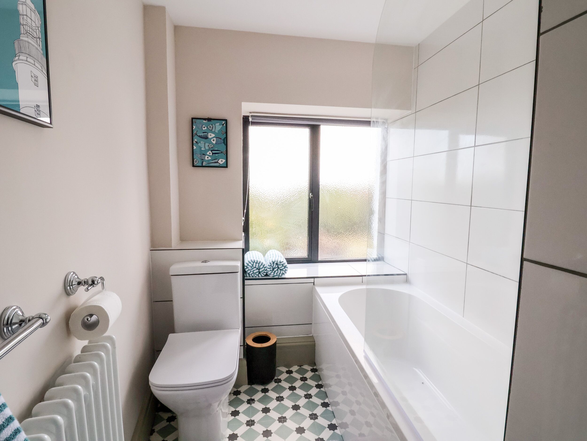 Ein Badezimmer mit Toilette, Bidet und Badewanne.