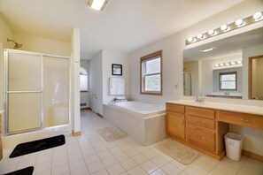 Badewanne, Whirlpool, Haartrockner, Handtücher