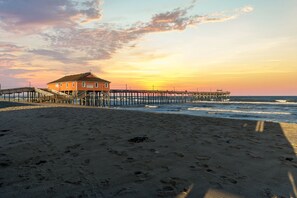 On the beach - Oceanfront, Ocean and Pier Views, Sun Deck, Beach Access (Rodanthe)