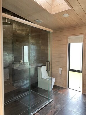 Badewanne, Haartrockner, Handtücher, Seife