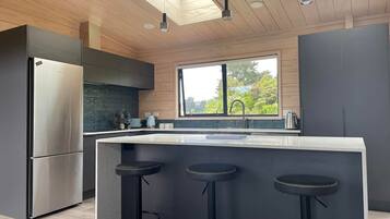 Jääkaappi, mikroaaltouuni, uuni, astianpesukone