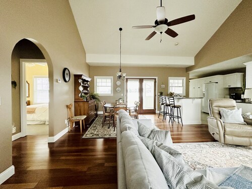 Beautiful Lakefront Home- Crooked Lk-Petoskey/Harbor Springs/Nubs- boat/bike/ski