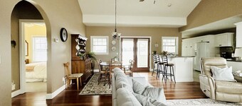 Beautiful Lakefront Home- Crooked Lk-Petoskey/Harbor Springs/Nubs- boat/bike/ski