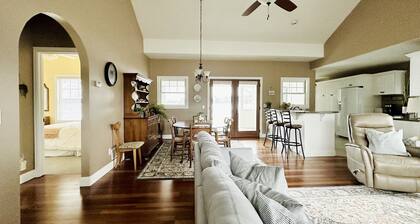 Beautiful Lakefront Home- Crooked Lk-Petoskey/Harbor Springs/Nubs- boat/bike/ski