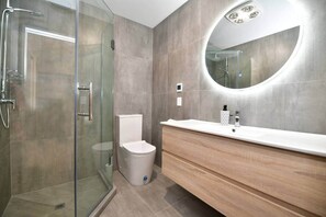 Shower, hair dryer, towels, soap - Ocean View Retreat - Orewa Beach (Auckland)
