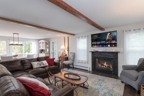 Smart TV, chimenea y libros 