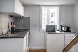 Frigorífico, microondas, horno y placa de cocina