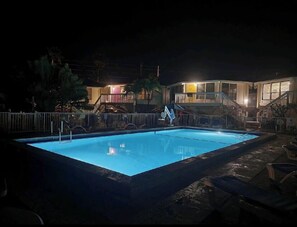 Alberca al aire libre y alberca climatizada