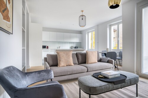 Airy Vorstädte 3.5 Room w/ W/D & Storage, 2 min to Market, by Blueground