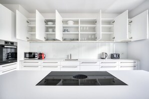 Fridge, microwave, oven, stovetop - Airy Vorstädte 3.5 Room w/ W/D & Storage, 2 min to Market, by Blueground (Basel)