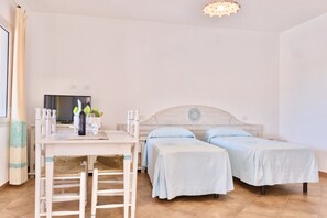1 habitación, cuna de viaje y ropa de cama