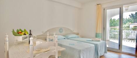 1 多间卧室、旅行婴儿床、床单