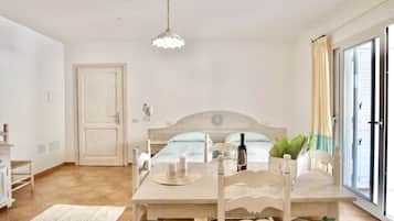 1 habitación, cuna de viaje y ropa de cama