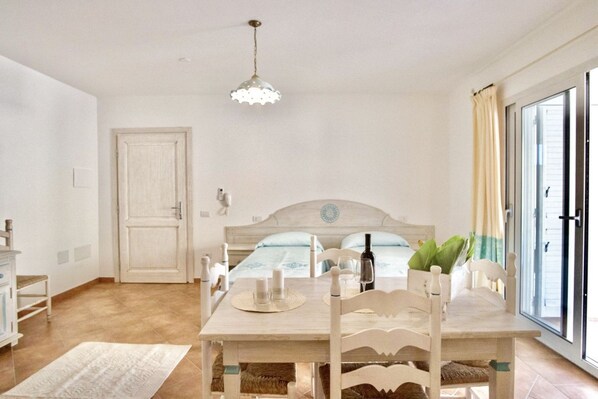 1 bedroom, travel crib, bed sheets