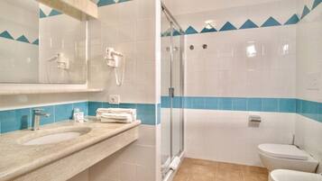 Ducha, secador de pelo, bidet, toallas