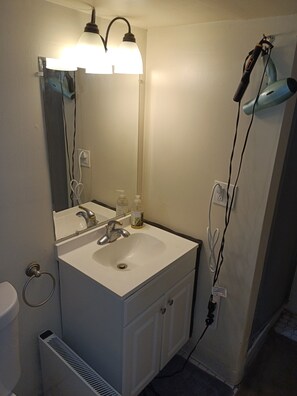 Douche, sèche-cheveux, serviettes fournies, savon