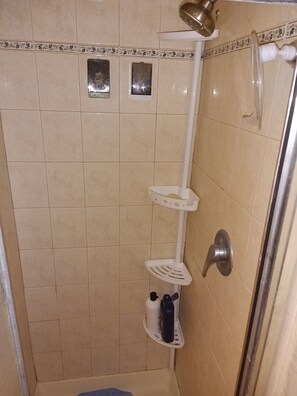 Douche, sèche-cheveux, serviettes fournies, savon