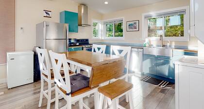 Gorgeous home with a gas grill, kitchen, washer/dryer, patio, & gas fireplace