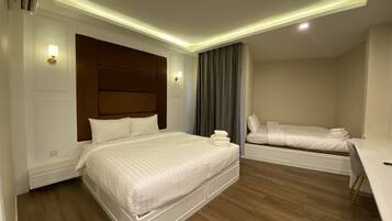 Quadruple Room | Blackout drapes, soundproofing, free WiFi