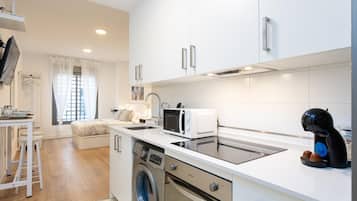 Frigorífico, microondas, horno y cafetera o tetera